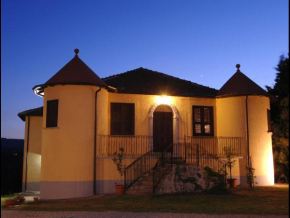 Отель Agriturismo Due Torri  Киаравалле-Централе